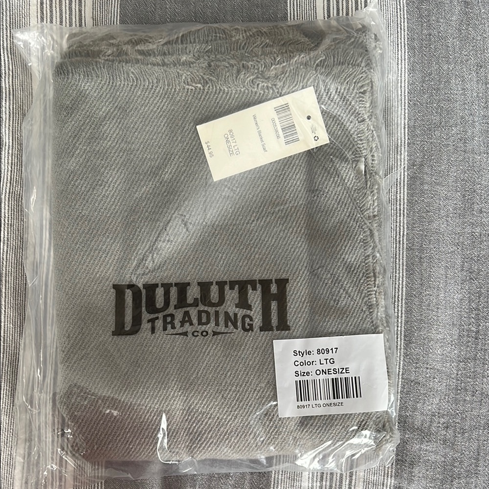 NWT Duluth Trading Women’s Blanket Scarf - Light Gray
